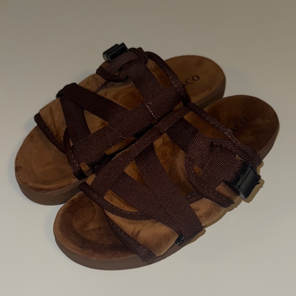 Brown Dracoslides Sandals with Crisscross Straps and Sturdy Sole